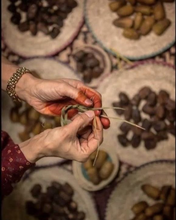 تمر وحنّاء على طاولة
